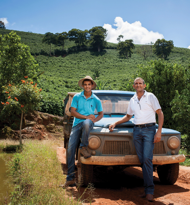 O produtor Sebastião Afonso e seu filho Helisson comandam os trabalhos nas lavouras.