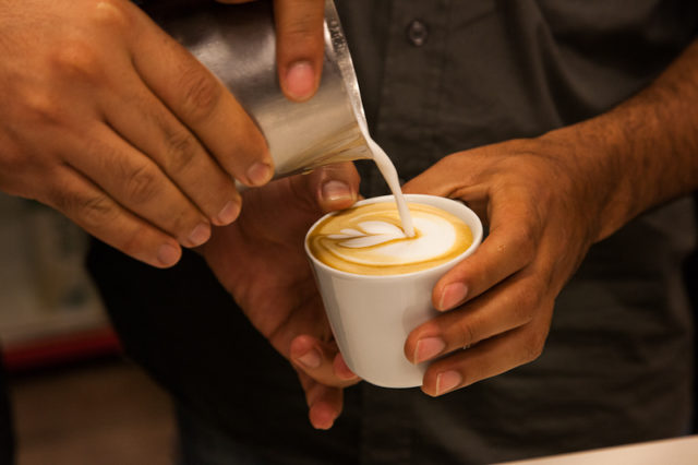 Projeto apoiado pela Nescafé capacita jovens na profissão barista e na  produção de cafés - Revista Espresso